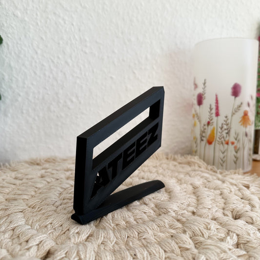 ATEEZ Standfigur aus PLA in Seitenansicht – nachhaltiger K-Pop Dekoartikel