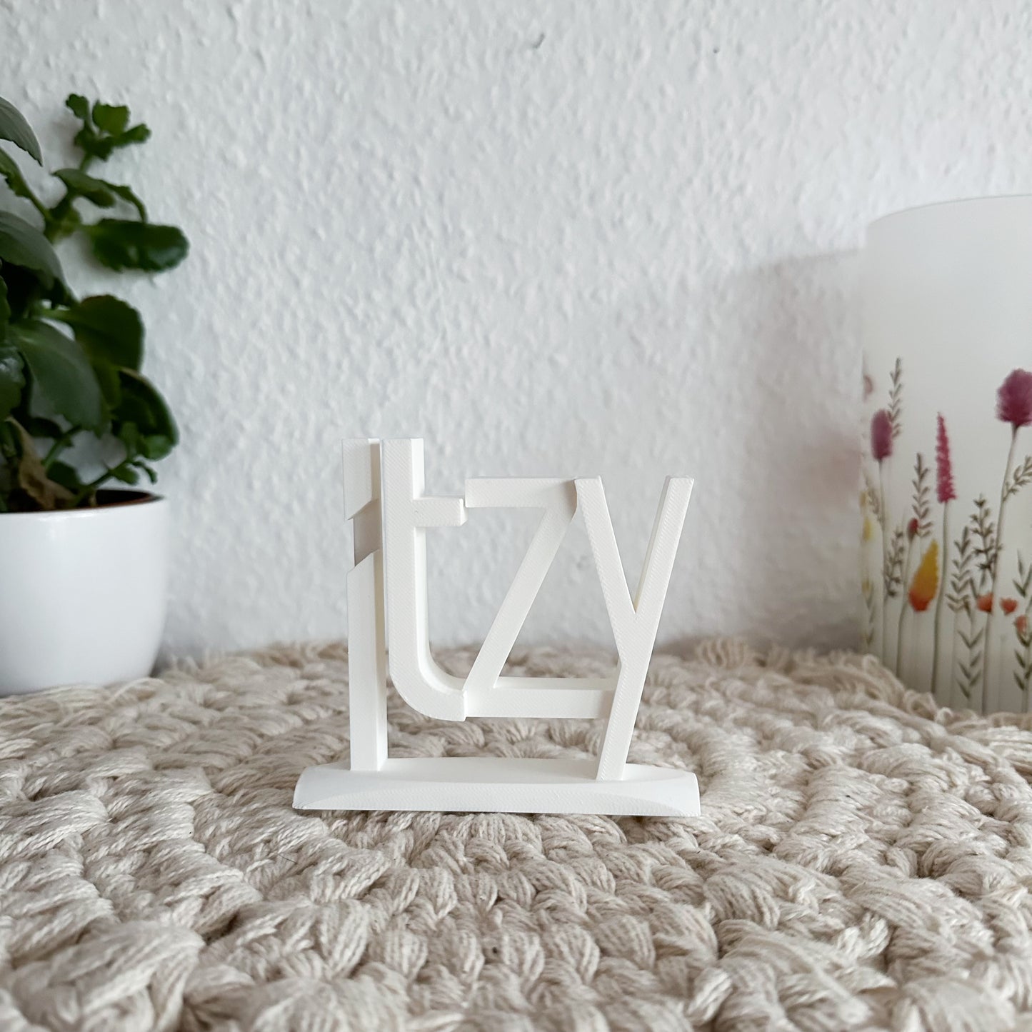 ITZY Logo Standee aus PLA – nachhaltiger 3D-Druck Fanartikel