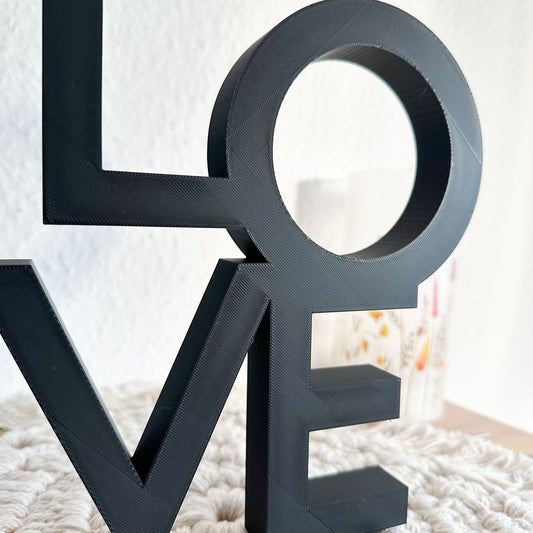 Schriftzug Love als Line Art – nachhaltige Deko für Schlafzimmer oder Flur