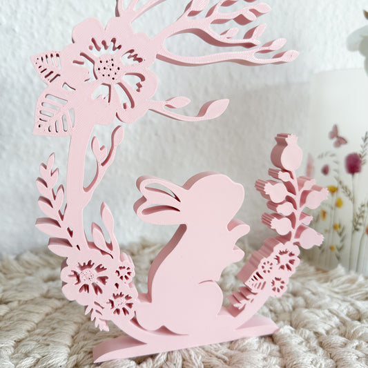Liebevoller Osterhase mit Blumenkranz – nachhaltige Tischdeko