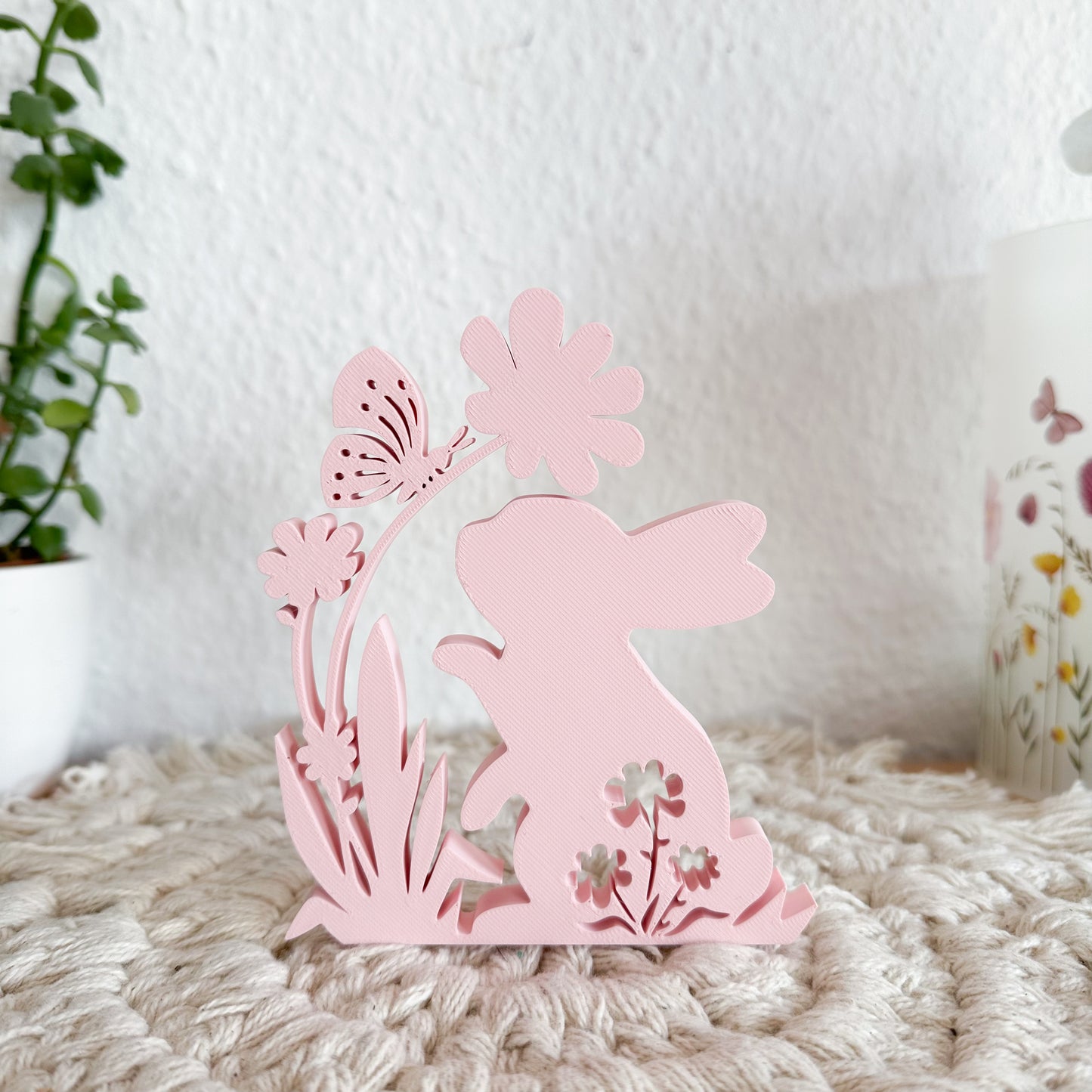 Osterhasenaufsteller mit Blume und Schmetterling – 3D-gedruckte Dekofigur