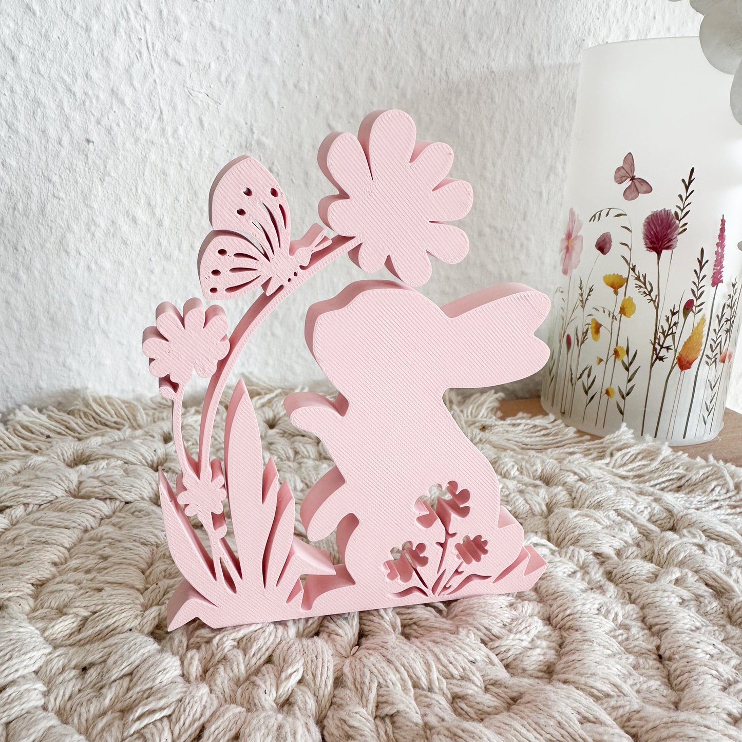 Süße Osterdekofigur – Hase mit Blume & Schmetterling aus PLA