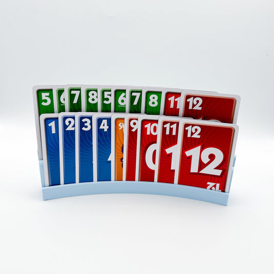 Runder Kartenhalter mit eingesteckten Spielkarten – ideal bei eingeschränkter Motorik