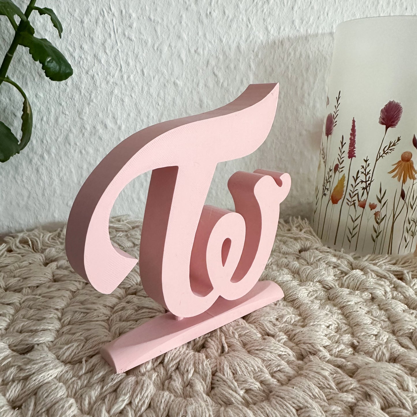 PLA Deko mit TWICE Schriftzug – perfekt für Schreibtisch oder Regal