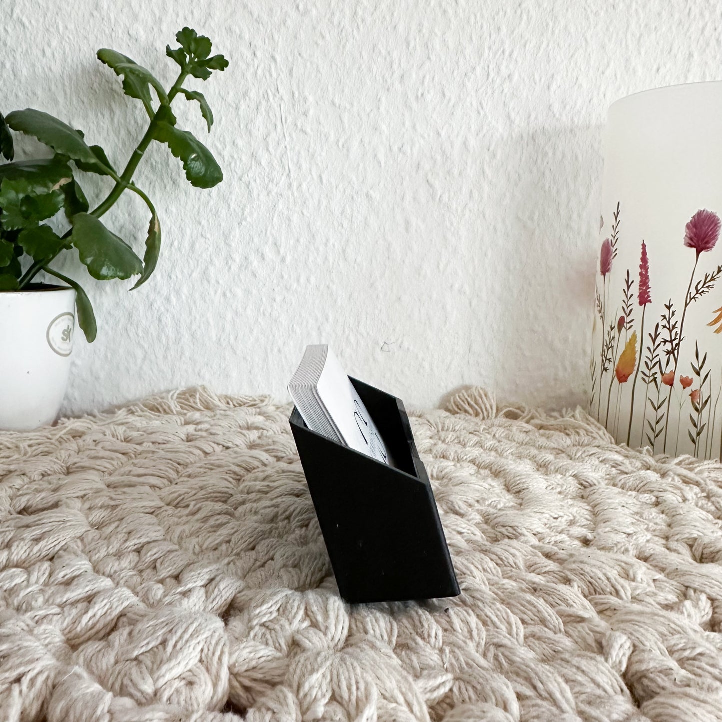 Detailansicht des 3D-Drucks und Materials (PLA) beim Visitenkartenhalter