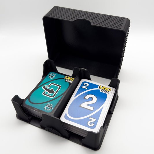 Kartenbox geöffnet mit Uno-Karten – nachhaltiger 3D-Druck