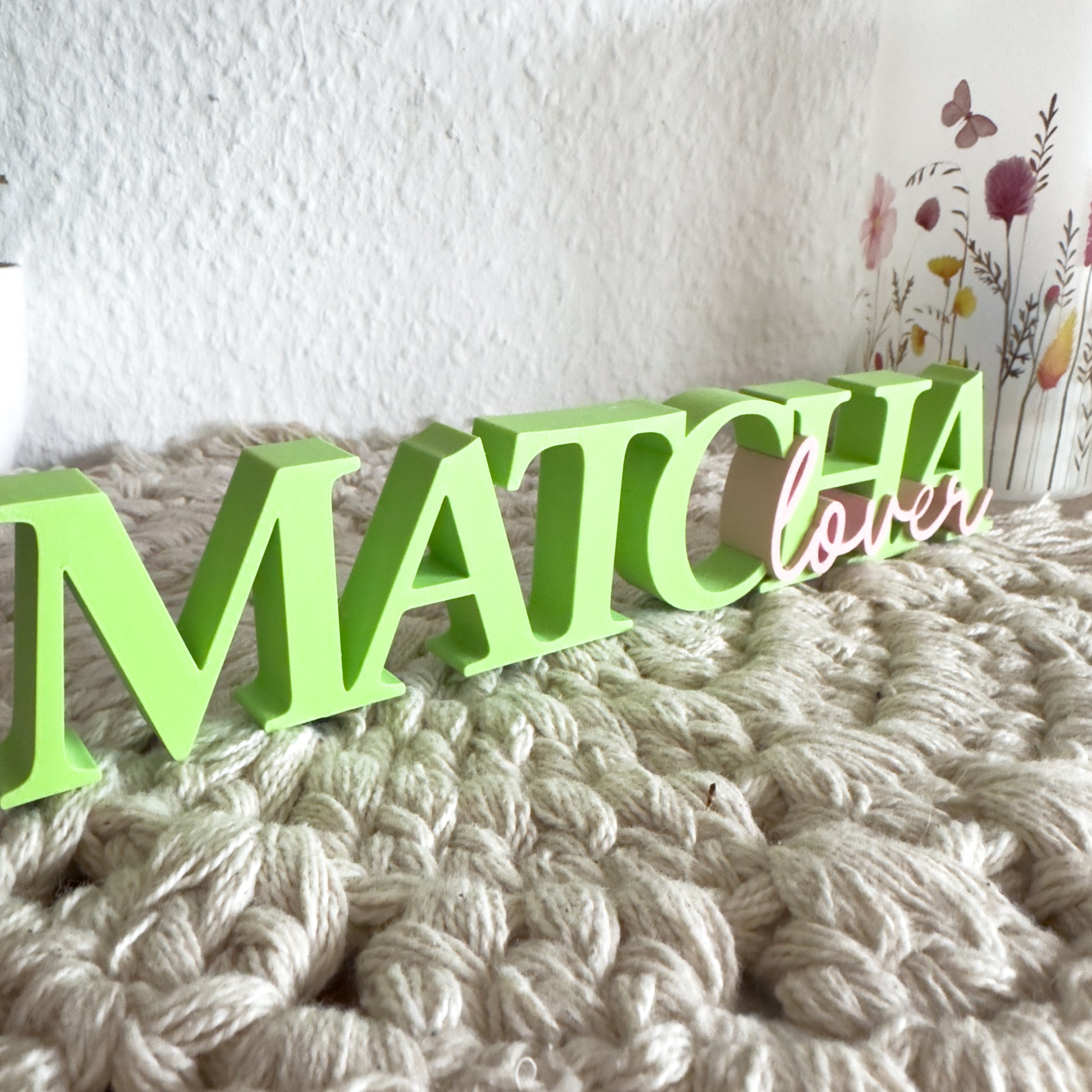 Moderner Matcha Schriftzug aus nachhaltigem PLA