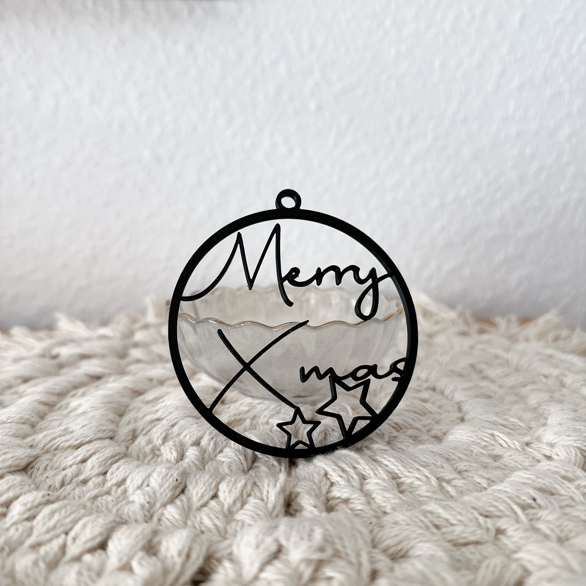 Schwarzer Weihnachtsbaumschmuck mit Merry Xmas Schriftzug