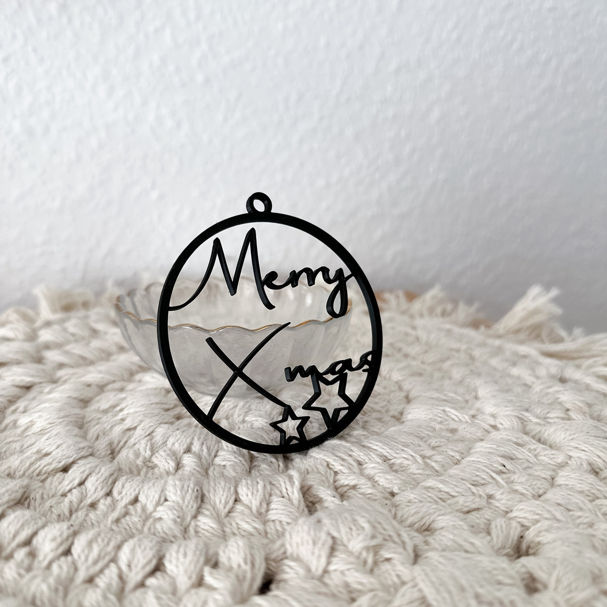 Moderner Weihnachtsanhänger mit Sternen als Christbaumschmuck