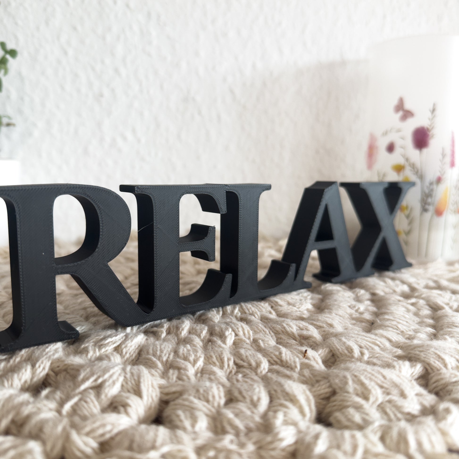 Minimalistischer Relax Schriftzug aus PLA
