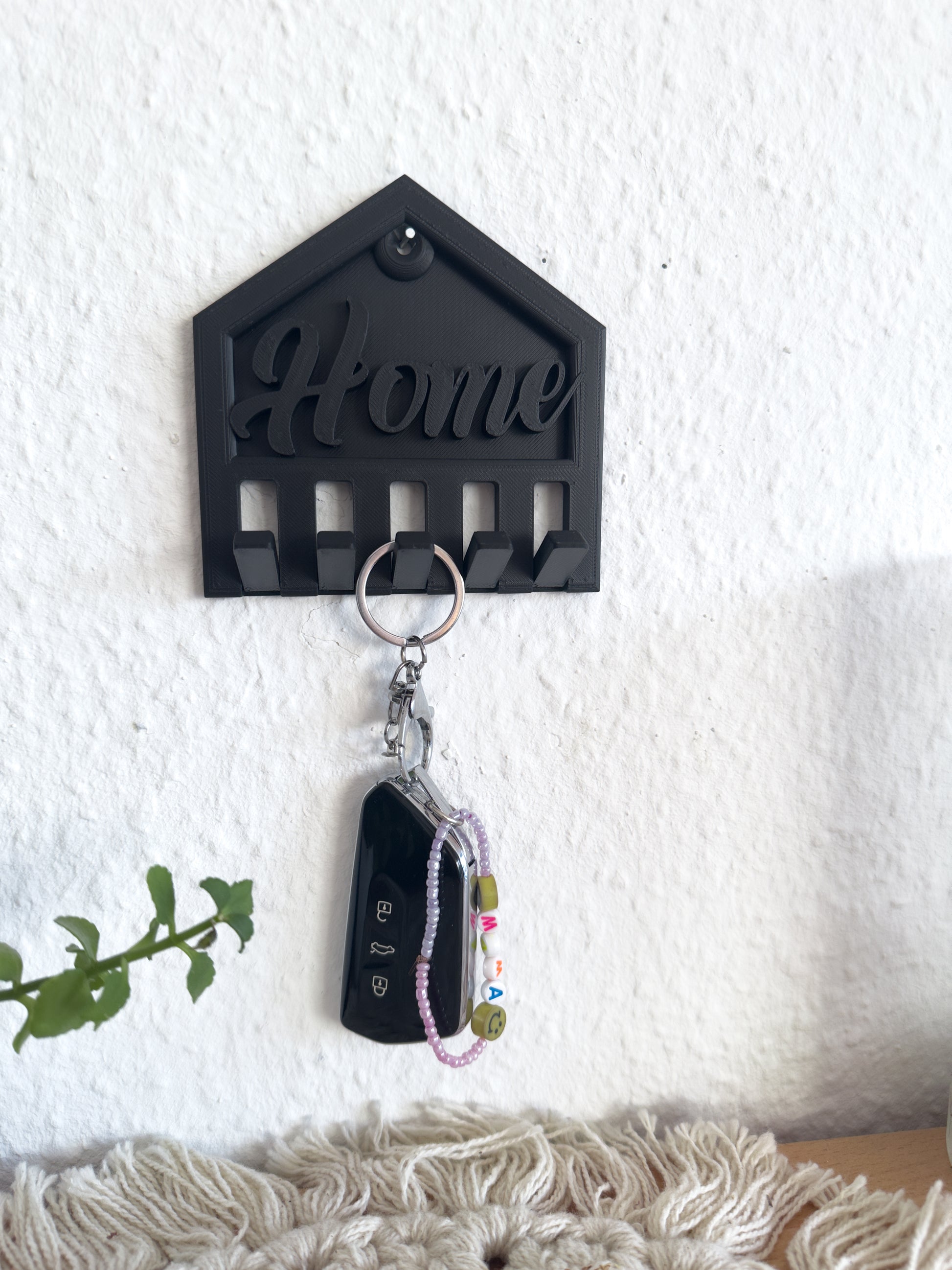 Modernes Schlüsselbrett mit Home Schriftzug aus PLA