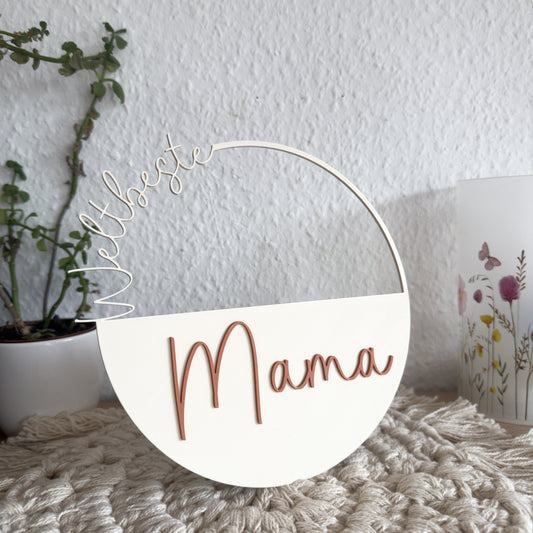 3D-gedrucktes Dekoschild Weltbeste Mama in Terracotta und Cremeweiß, Detailaufnahme der Schrift auf Makramee-Untergrund