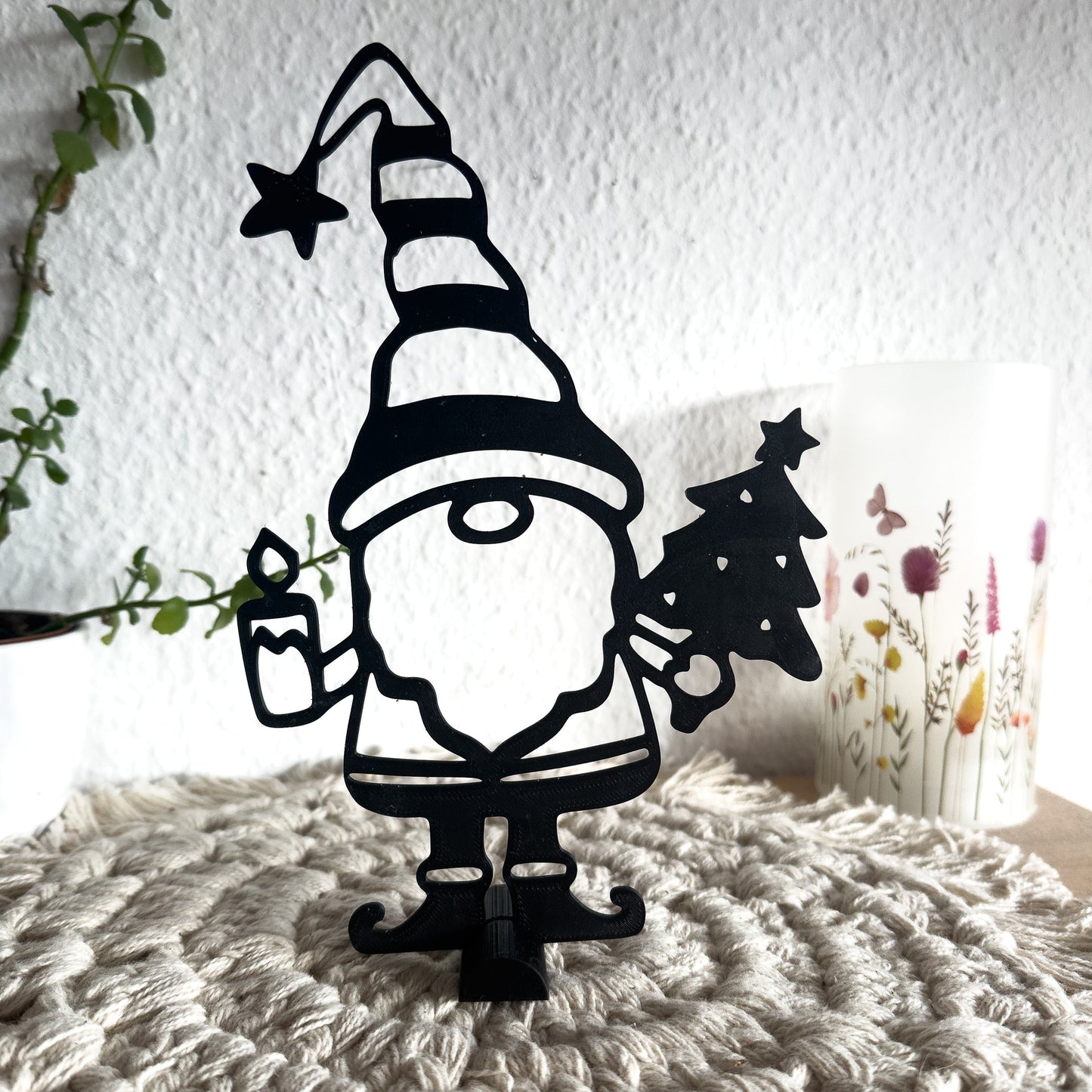 Wichtel mit Kerze und Weihnachtsbaum – 3D gedruckter PLA Aufsteller
