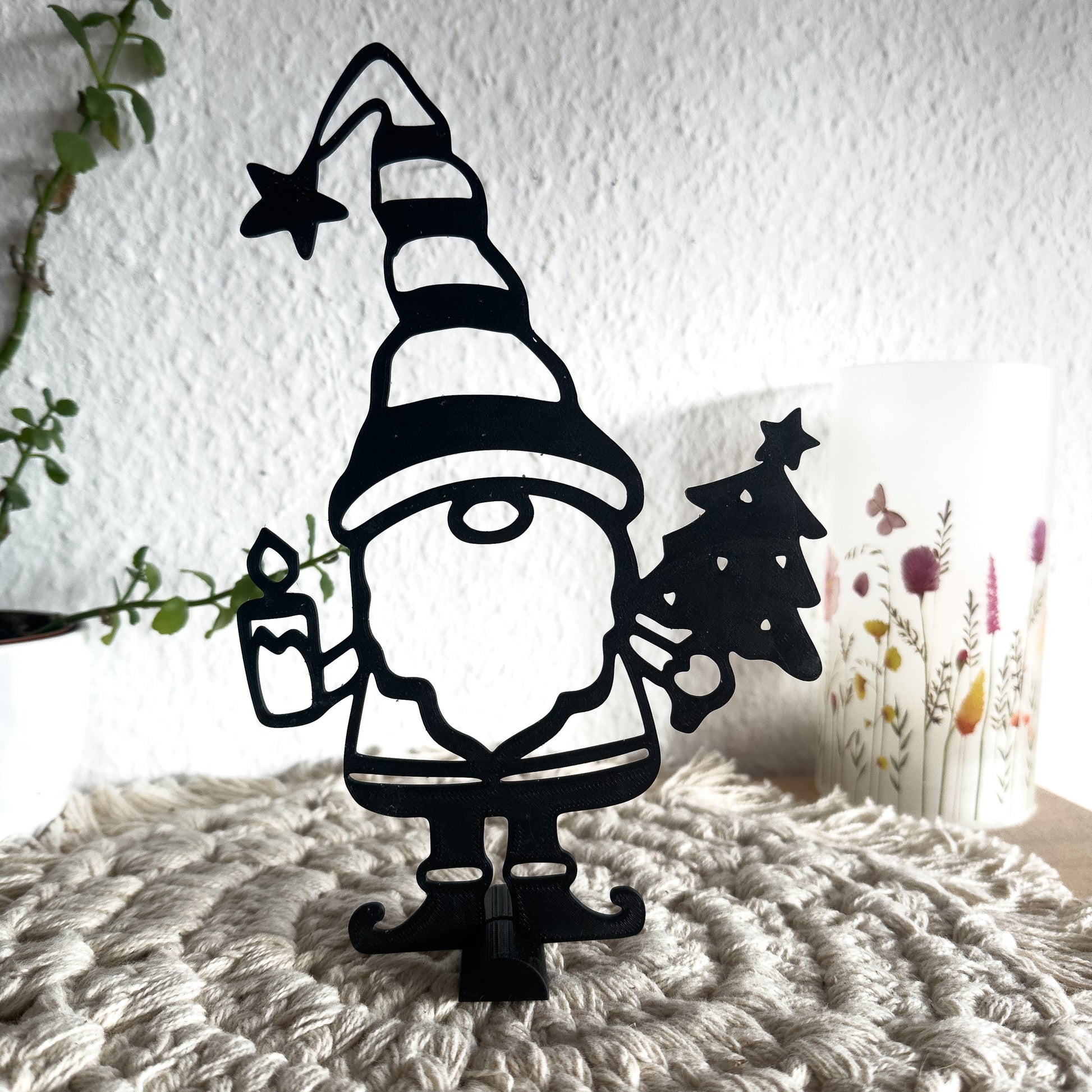 Wichtel mit Kerze und Weihnachtsbaum – 3D gedruckter PLA Aufsteller