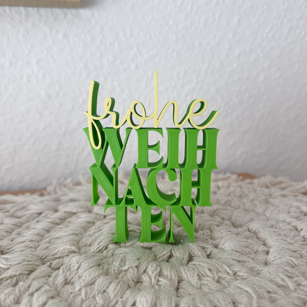 Festliche Weihnachtsdekoration mit typografischem Frohe Weihnachten Schriftzug
